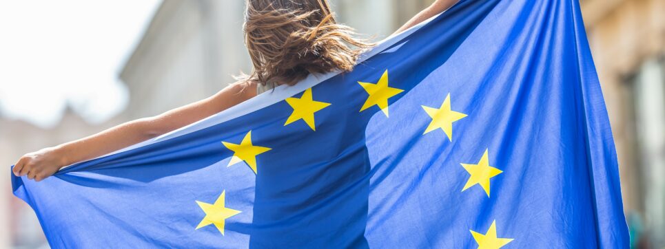 Mädchen mit EU Flagge