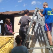 Jugendliche streichen einen Bauwagen