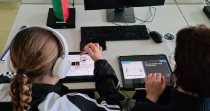 Jugendliche spielen das Demokratiespiel Join the comfortzone