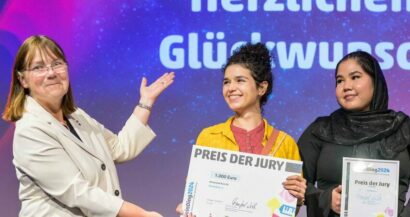 Petra Densborn, Vorstandsvorsitzende der Jugendstiftung BW, vergibt den Sonderpreis beim Jugendbildungspreis 2024