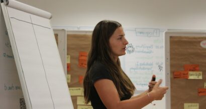 FSJlerin moderiert einen Workshop zur Jugendbeteiligung