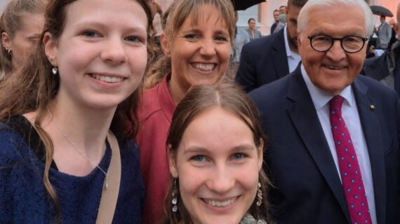 Junge Botschafterinnen von Mitmachen Ehrensache beim Bürgerfest mit Bundespräsident Steinmeier