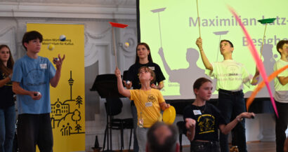 Akrobatik-AG des Jugendbegleiter-Programms bei der Jubiläumsfeier 20 Jahre Jugendbegleiter